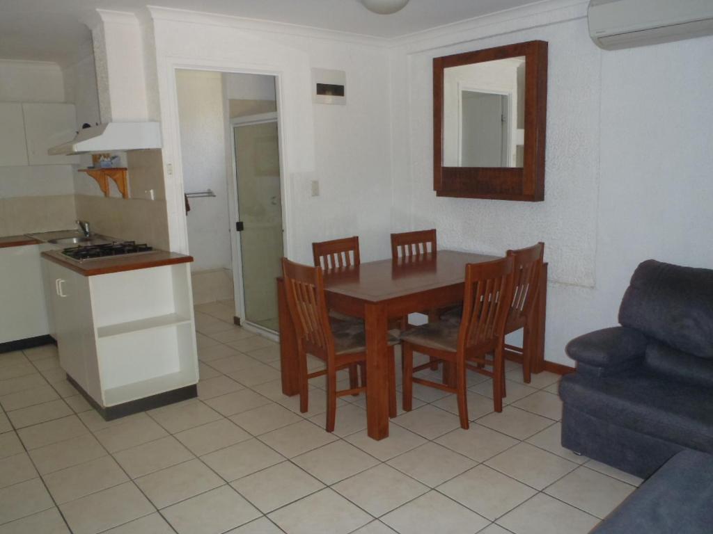 Beachside Holiday Units Боуен Стая снимка