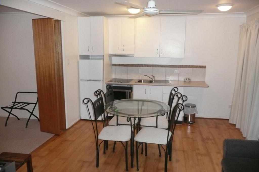 Beachside Holiday Units Боуен Стая снимка