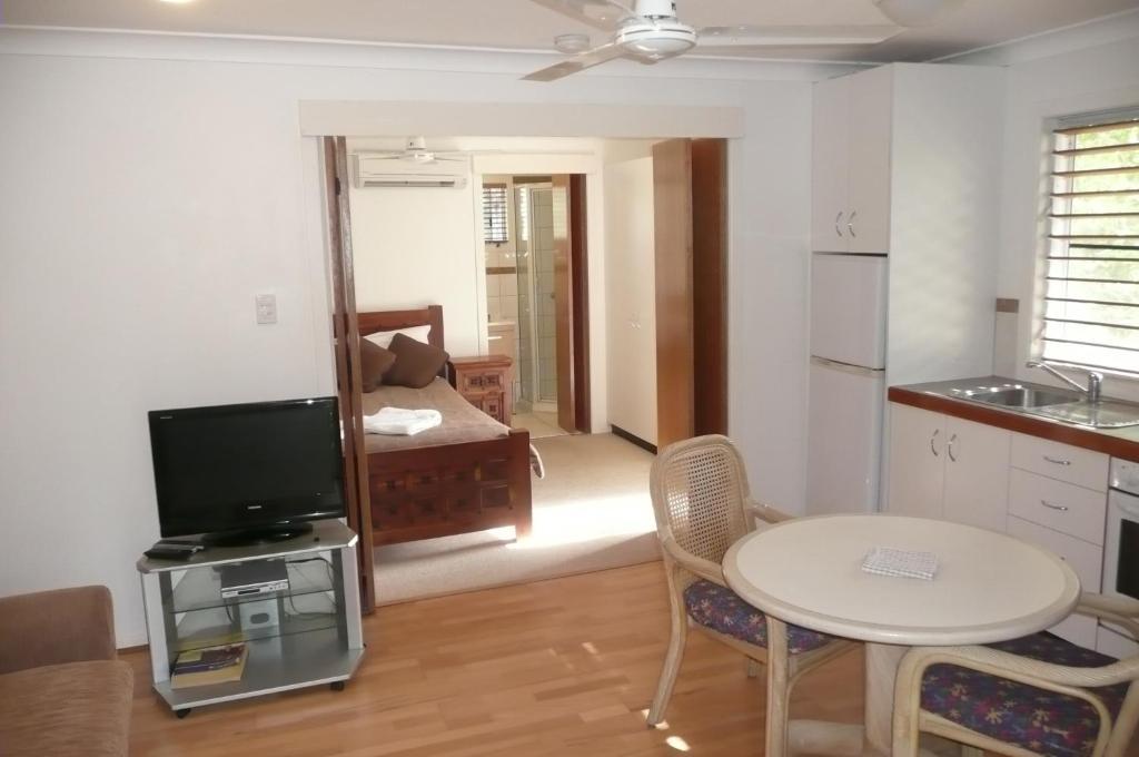 Beachside Holiday Units Боуен Стая снимка